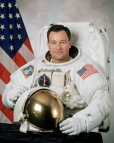 186 Michael astronauta