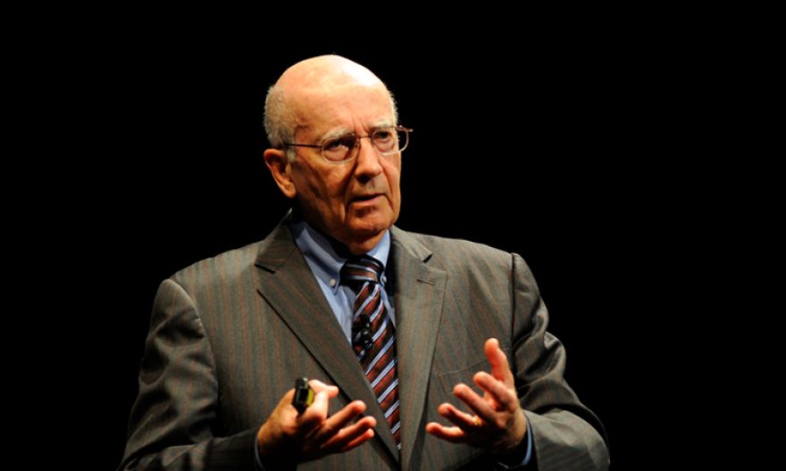 Durante el último medio siglo, Philip Kotler ha dominado el marketing, y lo sigue haciendo. Curioso, culto, comprometido, humanista e incansable, entre su extensa bibliografía se hallan títulos que se han convertido en la “Biblia” de esta ciencia para generaciones de estudiantes de todo el mundo, como Marketing Management, publicado por primera vez en 1967 y que acaba de lanzar su decimosexta edición. Lejos de cesar su investigación ni su actividad, Kotler sigue inmerso en múltiples proyectos innovadores, la mayoría en colaboración con otros grandes talentos. Uno de ellos es Christian Sarkar, con quien examina cómo el activismo de marca puede abordar los problemas perversos a los que hoy se enfrenta el mundo.