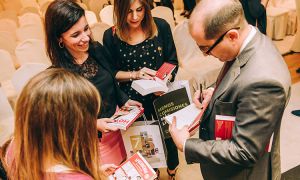 Francisco Alcaide firmando ejemplares de su libro