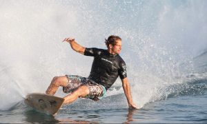 Hamilton surfeando