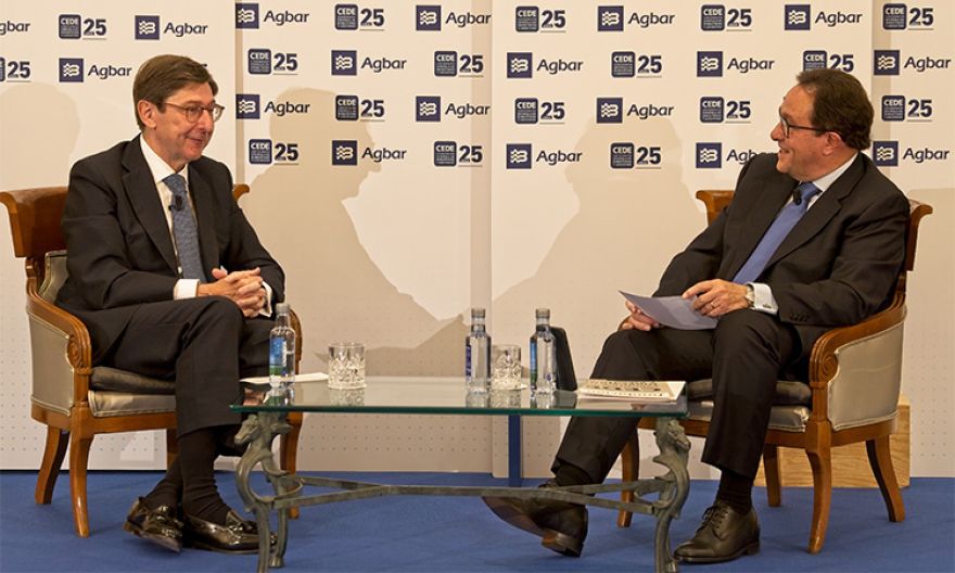 José Ignacio Goirigolzarri conversando con Ramón Adell, en desayuno de trabajo CEDE