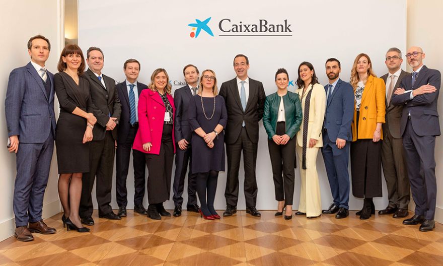 Gonzalo Gortázar, consejero delegado de CaixaBank, con el equipo de la sucursal en Milán (Italia)